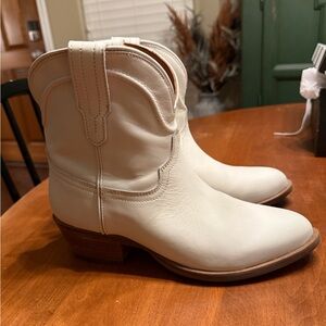 NWOT- Women's Cream Dingo Boots
